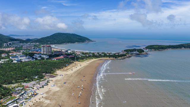 浙江舟山：东海之滨迎来暑期“游客潮”