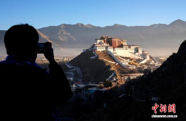 初冬拉萨布达拉宫景色秀丽