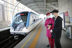 我是你的眼，努力成为一道光：盲人乘客坐武汉地铁，多个车站接力护送图片