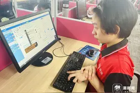一根手指每天敲出5万字，26岁的残疾姑娘：劳动反哺家人，无比心安图片