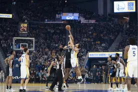 名场面！库里文班亚马跳球图片