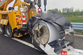 危险！三个“大钢卷”掉落高速公路上图片