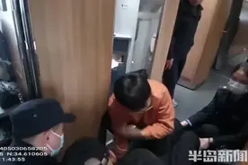连跑6节车厢，本能向前冲！从青岛返乡路上，这位医学博士再救人，随身带自制应急包图片