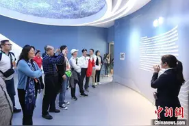 海外华文媒体人打卡“天空之桥” 点赞“世界桥梁博物馆”图片
