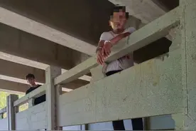 男子盗走庙宇神像刮掉金箔“炼”黄金，却无人回收！已拘留图片