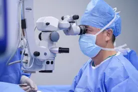 东莞一男子打羽毛球被撞伤眼睛，人工晶体脱位几乎失明图片