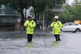 双预警齐发！暴雨如注！冰雹！11级雷暴大风！强对流天气来袭，气象部门紧急提醒图片