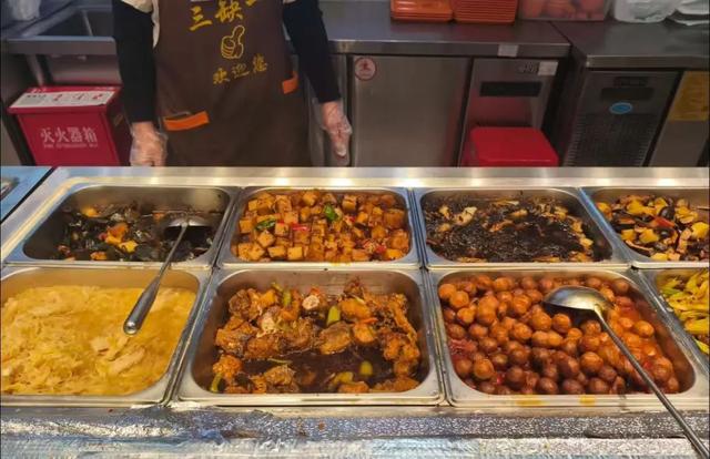 「贵妇超市」，正在变成「穷鬼食堂」？