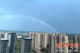 捕捉美好！西安南郊短时暴雨后 天空中出现两道彩虹图片