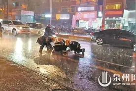 消防员归队途中“变身”清理工 你们雨中搬石头的样子真帅！图片