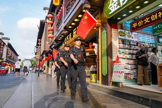 “一点一策”优化交通、景区秩序井然……国庆假期首日南京警方全力守护