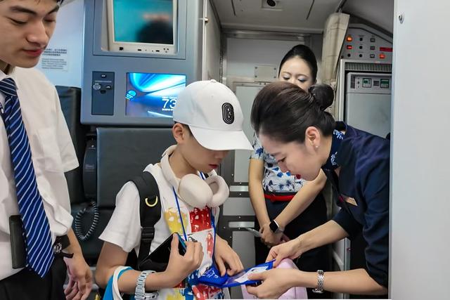 东航乘务员的暑运“变身”：以多重角色在云端写责任