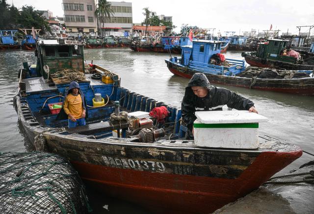 海南渔船避风暂缓出海