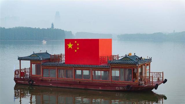 东湖凌波门“千帆竞发”  巨幅国旗迎朝霞