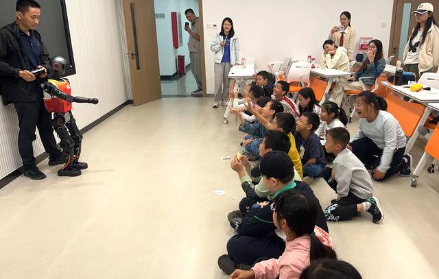 国庆长假走进农大实验室，机器人点亮少年科创梦