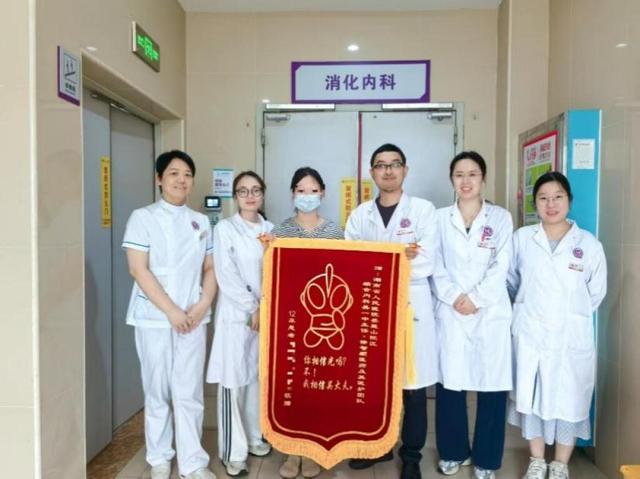 国庆前夕的特殊谢礼！00后女孩定制奥特曼锦旗致敬“生命之光”