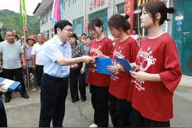 三胞胎考上同一所大学 校长主动化身“邮差”送去通知书图片