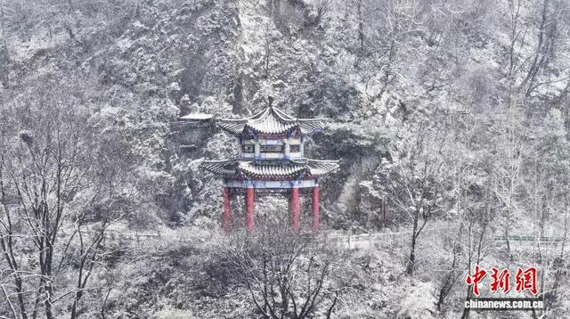 古城西安迎飞雪 巍巍秦岭换“冬装”