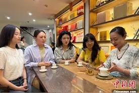 “找个搭子上夜校” 青年夜校成夏都青年新“夜宵”场图片