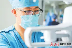 【摄影】他们，用坚实臂膀守护生命——镜头里的男护士图片