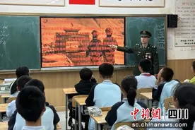 成都学子“追星”边防军人 明信片上深情寄感恩图片