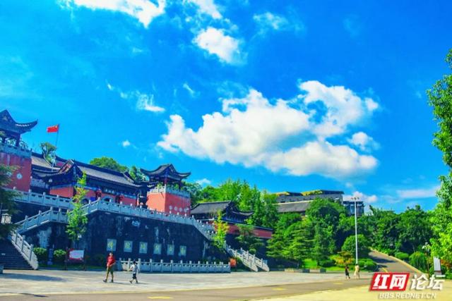 飞檐藏云，蝉声染绿：寻找零陵的夏日慢镜头