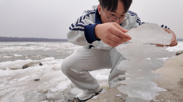 中俄界江黑龙江呼玛段进入流冰期 冬日奇观引客来