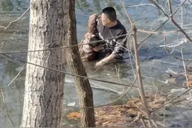 青岛故事｜15岁少年听到“救命”回家报信，他们放下碗筷冲出家门！一家三代冰水中抢出俩落水儿图片