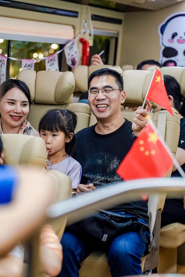 坐巴士游成都，还能一路听评书、竹琴 游客：这一趟成都游很值！