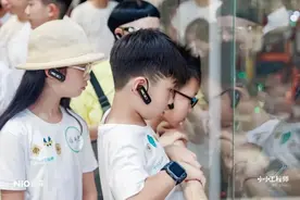 “小孩哥”“小孩姐”进大厂，日花千元，谁在赚钱？图片