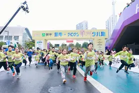大降温挡不住奔跑的热情，1700人参赛，2023杭州少儿跑快乐开跑图片