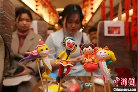（新春走基层）北方小年至 高铁车厢年味浓图片