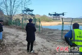 浙江永康：杨溪水库保护水土林资源 无人机搬运病死枯木图片