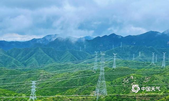 北京昌平山区雨后云雾升腾 翠绿的群山在雾气中若隐若现