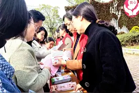 安徽黄山市“工‘惠’绿色行 一角乘公交”暖民心行动启动图片