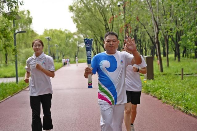 袈裟泉涌千年韵！2025济南国际泉水节“泉炬”传递抵达长清