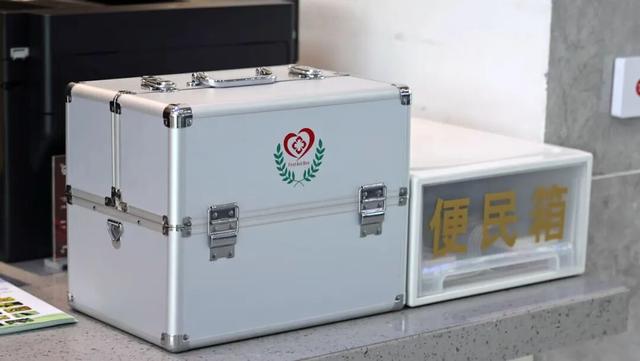 站前广场新盖一座小亭子，秋日出游更丝滑～