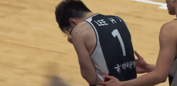 韩国男篮核心李贤重捂脸痛哭