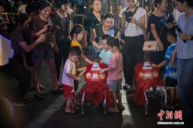 游客沉浸式夜游广西北海