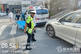 怀孕8个月女子突然昏迷 荆州民警紧急护送暖人心图片