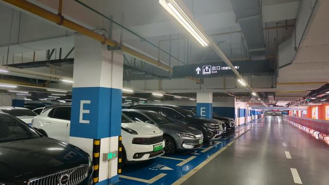 对话每天跨城通勤5小时男子：自驾车停高铁站300元包月，骑摩托到家时以前还没下班