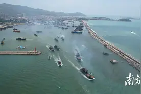 开渔追“鲜”！汕头南澳各大渔港码头渔船扬帆出海开捕图片