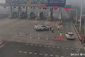 大雾中为生命抢时间！从高速到“下道”聊城交警接力疾驰直奔医院图片
