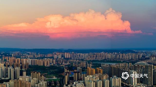广西南宁上空现绝美晚霞 仿佛打翻颜料盘
