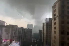 山东菏泽东明县突遭龙卷风致1死79伤，亲历者讲述：屋顶被掀飞图片