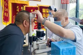 男子看东西弯曲变形，竟是多年糖尿病惹的祸图片