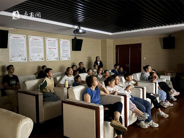 双节·畅游｜宿迁市民玩转“书香假期” 图书馆里扎染观影忙