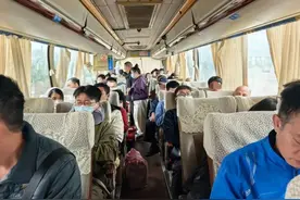 车内玩起“躲猫猫”？广西一客车司机让乘客藏到厕所……图片