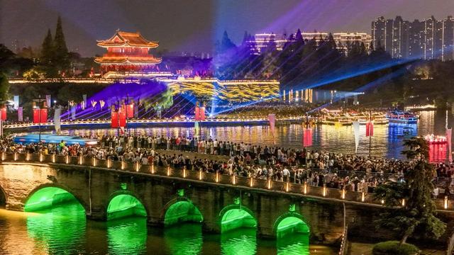 逆天了！4天134万人涌入，全国“榜首城市”果然名不虚传