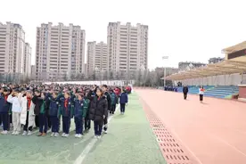 泰安市崇信学校举行校园足球班级联赛的开幕式图片
